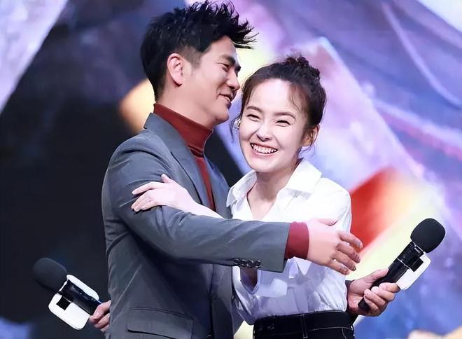子袜子、眼霜和护肤品都是张晓龙买的OG真人游戏张佳宁：我的运动裤、鞋