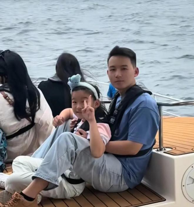 谢评论区沦陷海军拎包大妹逛出CP感OG真人谢妈许健华带娃香港行！老(图7)