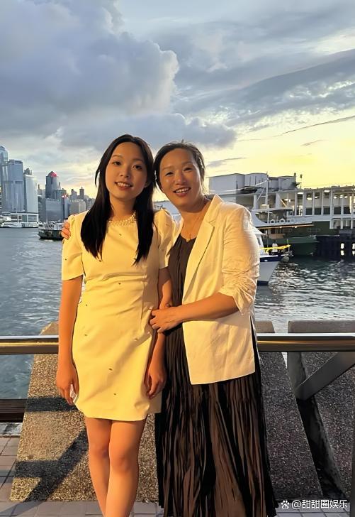 谢评论区沦陷海军拎包大妹逛出CP感OG真人谢妈许健华带娃香港行！老(图3)