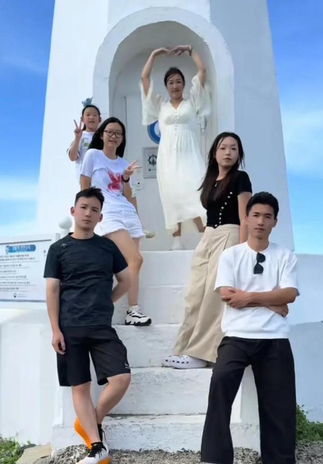 谢评论区沦陷海军拎包大妹逛出CP感OG真人谢妈许健华带娃香港行！老(图2)